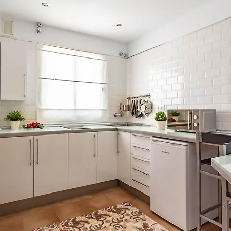 Blue & Red By Sol Maestranza מאלגה