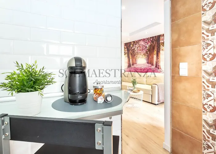 Blue & Red By Sol Maestranza 马拉加